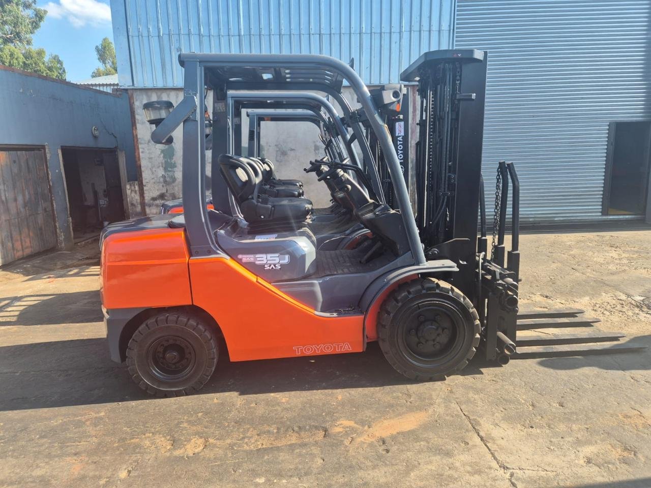 Toyota forklift from the Ampwise fleet, side view.